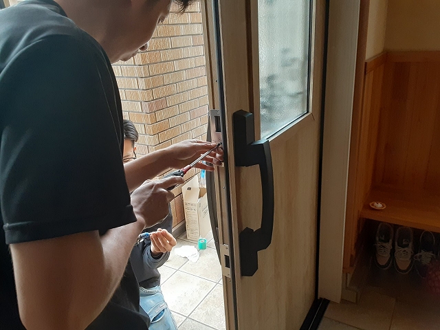 玄関ドアの調整